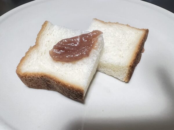 パンにいちごバタージャムを塗った写真