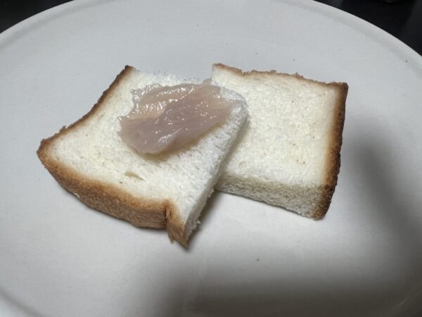 里芋ジャムをパンにのせた写真