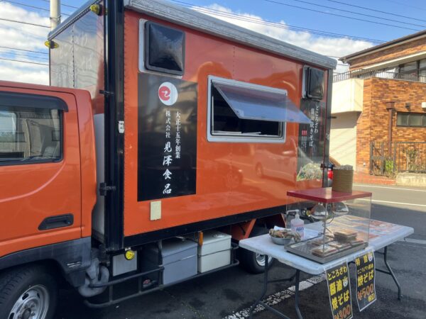 見澤食品敷地内にある所沢醤油焼きそばのキッチンカーの写真