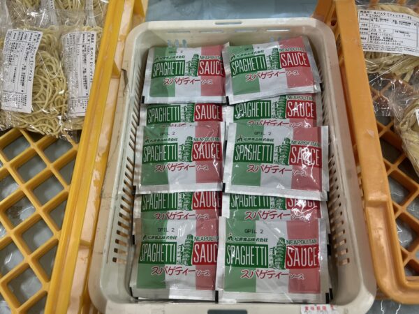 見澤食品工場直売会の生パスタコーナーで販売されているスパゲティソースの写真