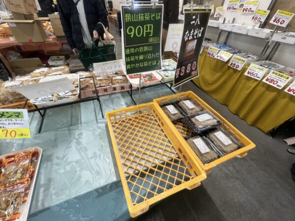 見澤食品工場直売会の狭山茶そばが陳列されていたケースの写真