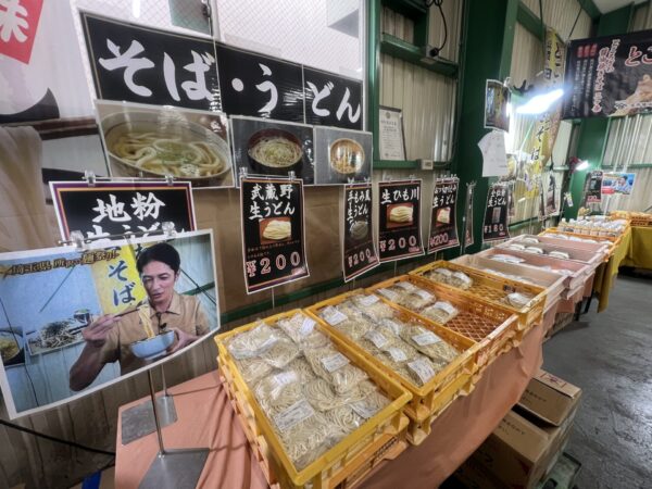 見澤食品工場直売会のそばとうどんコーナーの写真